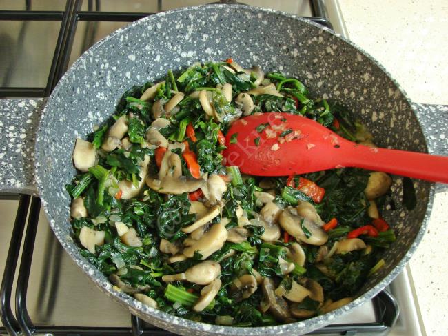 Mantarlı Ispanak Kavurması - Yapılışı (9/12) 