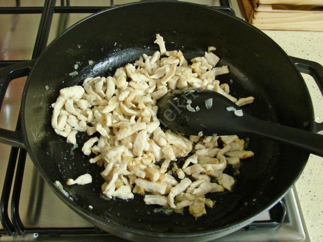 Tavuklu Erişte Pilavı - Yapılışı (6/16) 