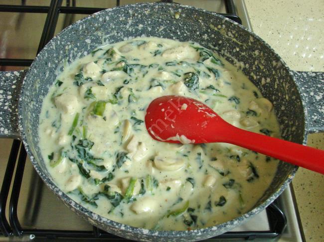 Tavuklu Ispanaklı Makarna - Yapılışı (11/16) 