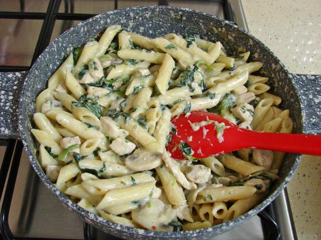 Tavuklu Ispanaklı Makarna - Yapılışı (13/16) 