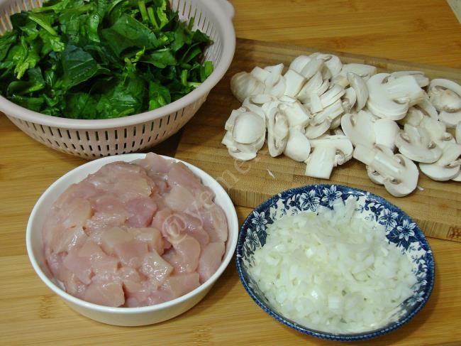 Tavuklu Ispanaklı Makarna - Yapılışı (2/16) 