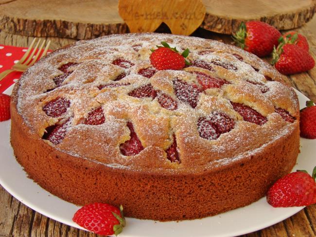 Puf Puf Dokusu, Enfes Aroması, Tane Tane Meyveleriyle Enfes Bir Kek : Çilekli Kek
