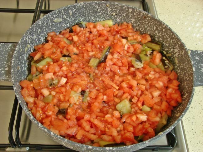 Domatesli Patlıcan Yemeği - Yapılışı (9/12) 