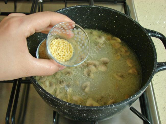 Mantarlı Kuskuslu Tavuk Çorbası - Yapılışı (7/12) 