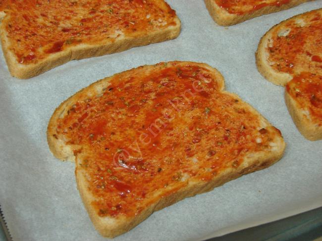 Sucuklu Ekmek Dilimleri - Yapılışı (4/8) 