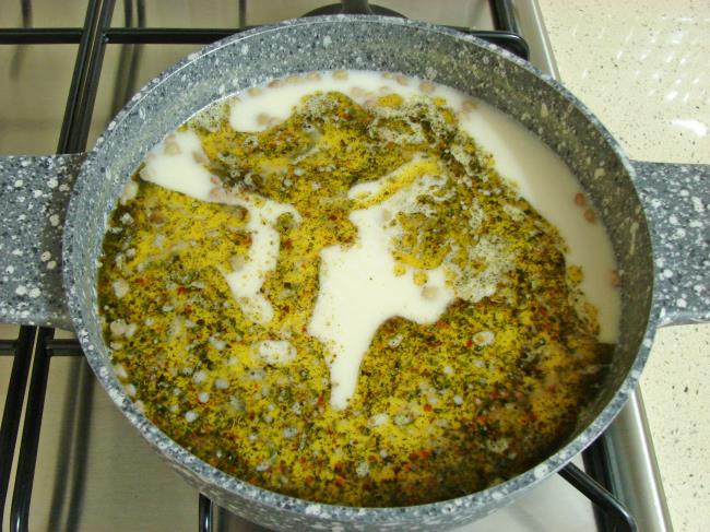 Yoğurtlu Yeşil Mercimek Çorbası - Yapılışı (9/12) 