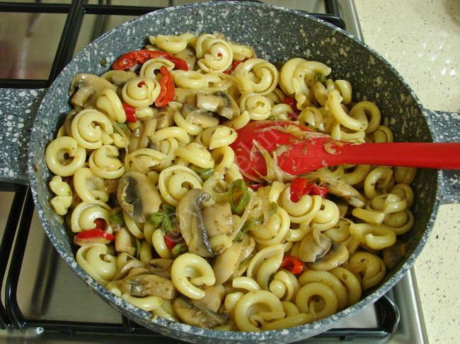 Mantarlı Makarna - Yapılışı (10/12) 