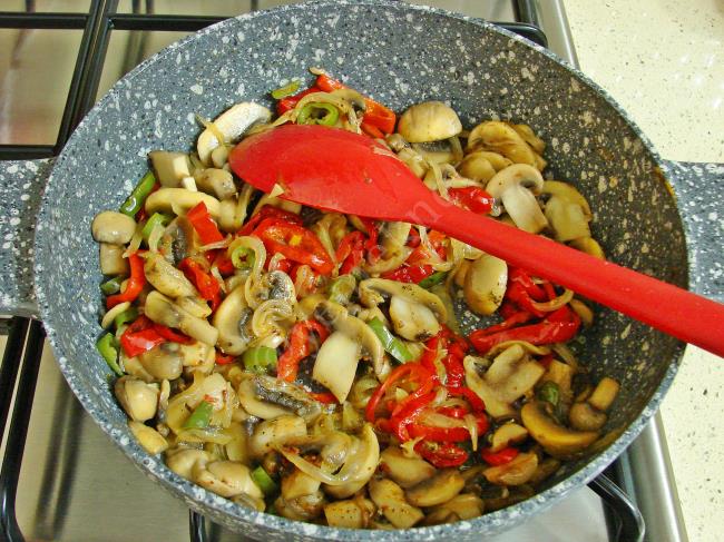 Mantarlı Makarna - Yapılışı (9/12) 