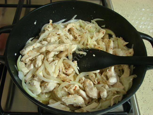 Soğanlı Tavuk Sote - Yapılışı (7/12) 