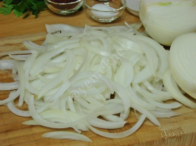 Sumaklı Soğan Salatası - Yapılışı (2/8) 
