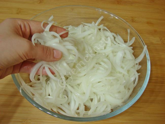 Sumaklı Soğan Salatası - Yapılışı (3/8) 