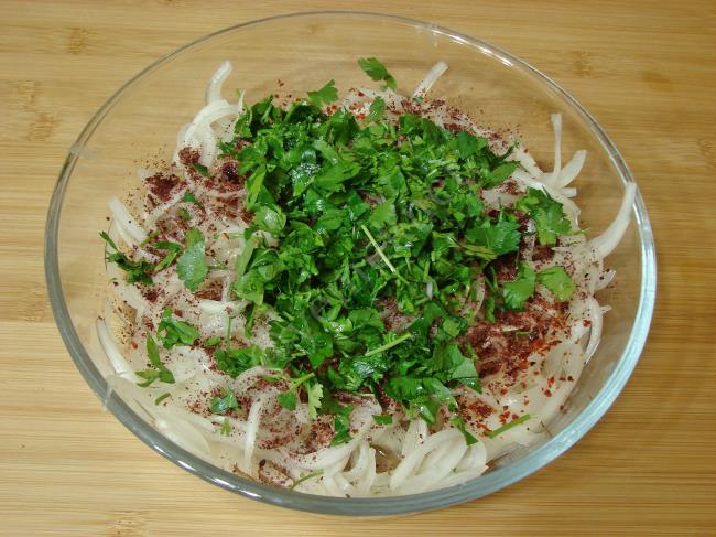 Sumaklı Soğan Salatası - Yapılışı (5/8) 