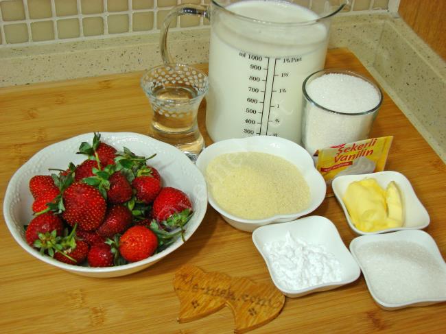 Çilek Soslu İrmik Tatlısı - Yapılışı (1/16) 