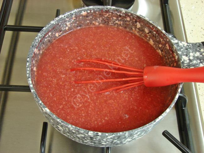 Çilek Soslu İrmik Tatlısı - Yapılışı (11/16) 
