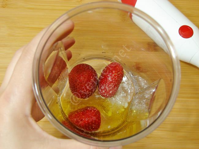 Çilekli Semizotu Salatası - Yapılışı (5/8) 