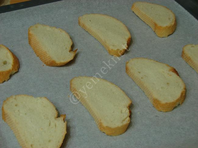 Fırında Kaşarlı Ekmek Dilimleri - Yapılışı (4/8) 