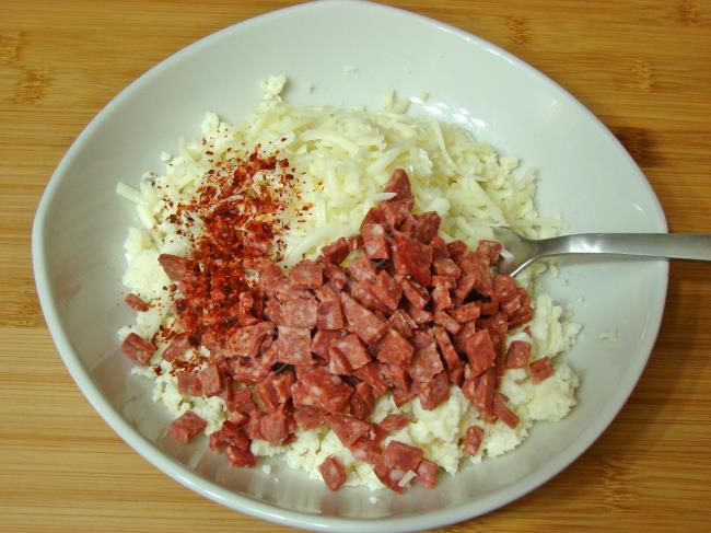 Fırında Peynirli Sucuklu Ekmek - Yapılışı (4/12) 