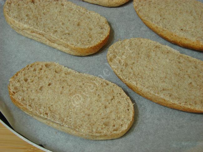 Fırında Peynirli Sucuklu Ekmek - Yapılışı (7/12) 