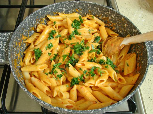 Kırmızı Biber Soslu Makarna - Yapılışı (12/16) 