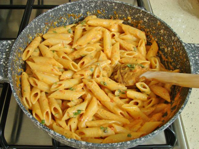 Kırmızı Biber Soslu Makarna - Yapılışı (13/16) 