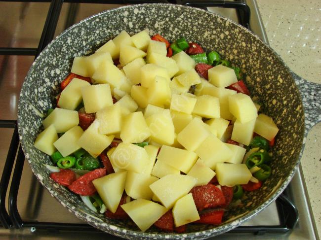 Sucuklu Patates Kavurma - Yapılışı (5/8) 