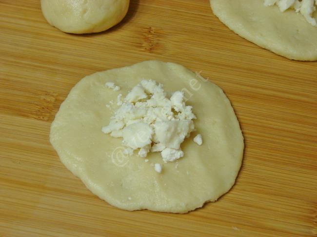 Bayatlamayan Mayasız Poğaça - Yapılışı (6/12) 