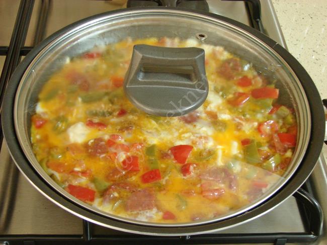 Biberli Sucuklu Yumurta - Yapılışı (11/16) 