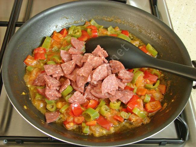 Biberli Sucuklu Yumurta - Yapılışı (7/16) 