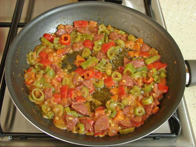 Biberli Sucuklu Yumurta - Yapılışı (8/16) 