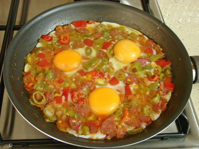 Biberli Sucuklu Yumurta - Yapılışı (9/16) 