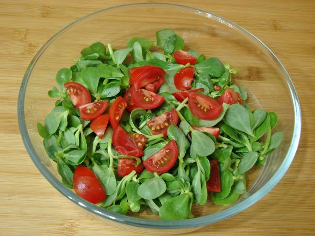 Cevizli Semizotu Salatası - Yapılışı (3/8) 