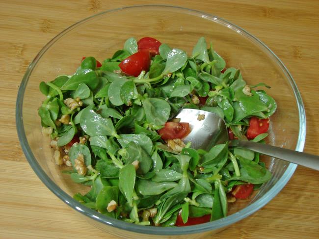 Cevizli Semizotu Salatası - Yapılışı (5/8) 