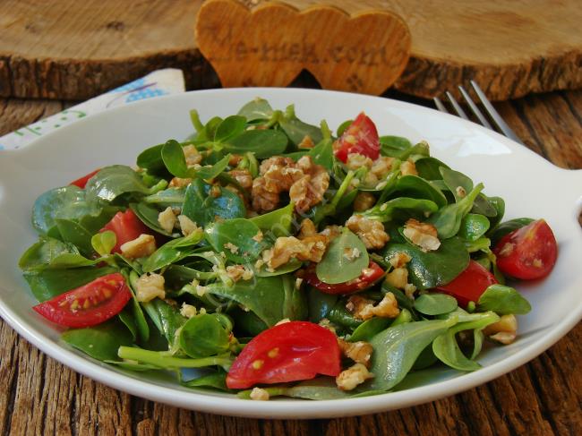 Ferahlatıcı Lezzeti İle Çok Seveceksiniz : Cevizli Semizotu Salatası