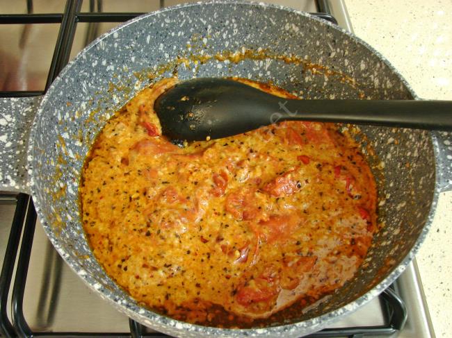 Domatesli Peynirli Makarna - Yapılışı (6/12) 