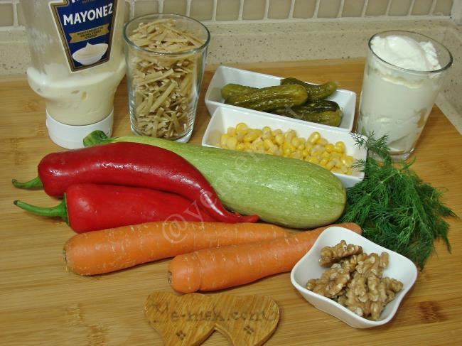 Yoğurtlu Sebzeli Erişte Salatası - Yapılışı (1/20) 