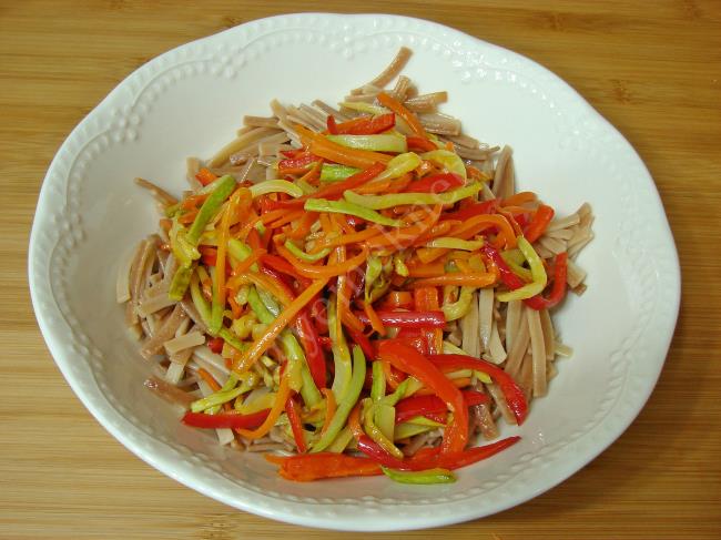 Yoğurtlu Sebzeli Erişte Salatası - Yapılışı (12/20) 