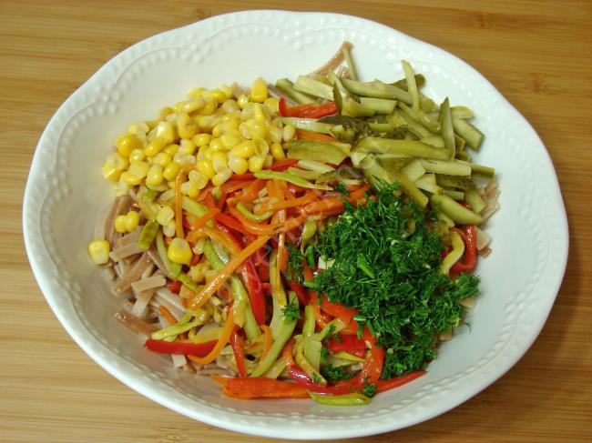 Yoğurtlu Sebzeli Erişte Salatası - Yapılışı (13/20) 