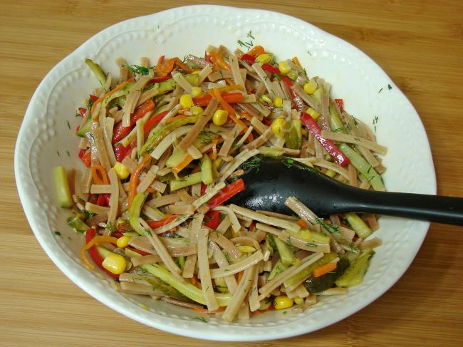 Yoğurtlu Sebzeli Erişte Salatası - Yapılışı (14/20) 