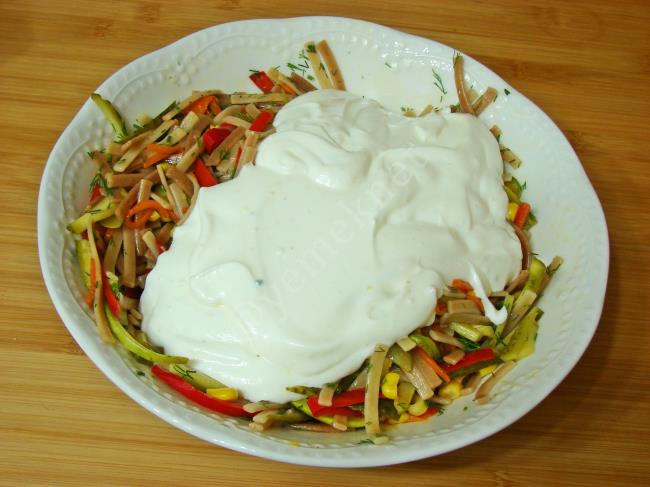 Yoğurtlu Sebzeli Erişte Salatası - Yapılışı (15/20) 