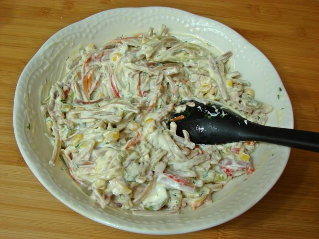 Yoğurtlu Sebzeli Erişte Salatası - Yapılışı (16/20) 