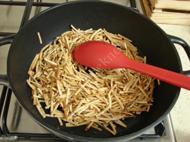 Yoğurtlu Sebzeli Erişte Salatası - Yapılışı (3/20) 