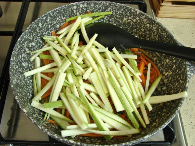 Yoğurtlu Sebzeli Erişte Salatası - Yapılışı (8/20) 