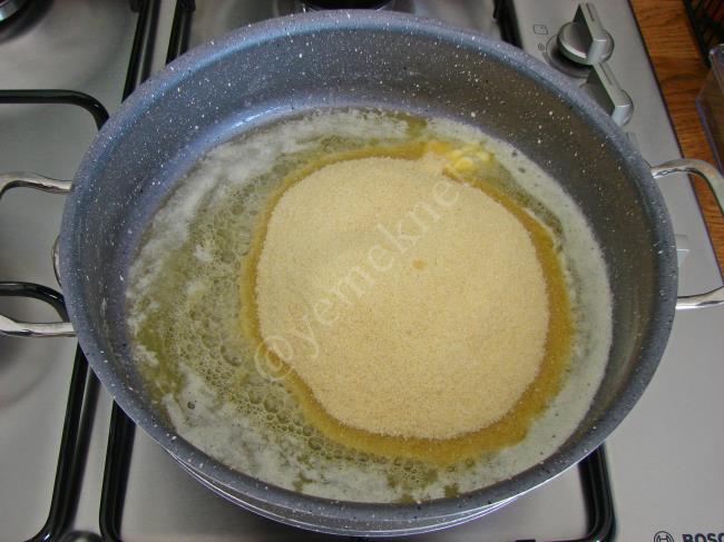 Çikolatalı İrmik Helvası - Yapılışı (4/12) 