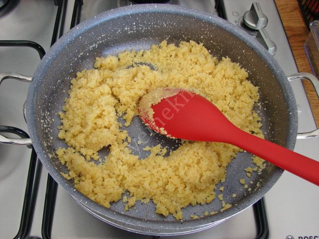 Çikolatalı İrmik Helvası - Yapılışı (5/12) 