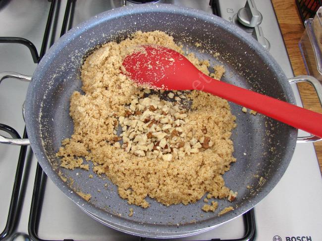 Çikolatalı İrmik Helvası - Yapılışı (6/12) 