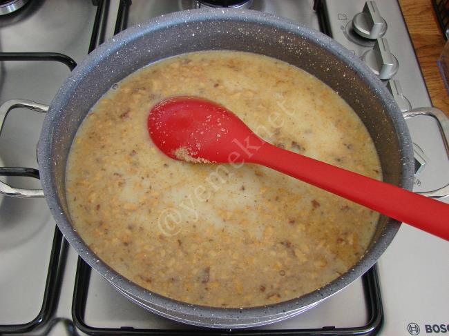 Çikolatalı İrmik Helvası - Yapılışı (8/12) 