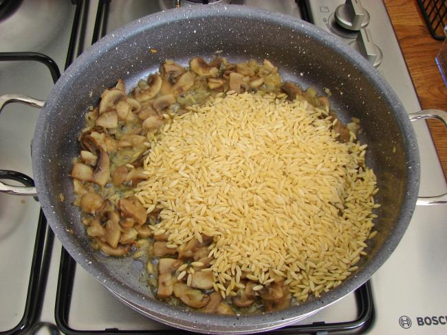 Mantarlı Arpa Şehriye Pilavı - Yapılışı (7/12) 