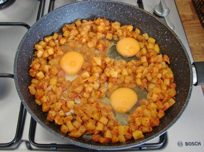 Salçalı Patatesli Yumurta - Yapılışı (8/12) 