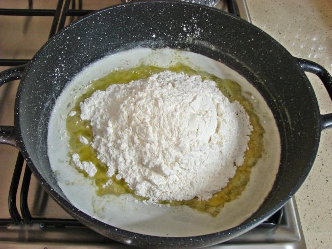 Çikolata Soslu Un Helvası - Yapılışı (4/16) 