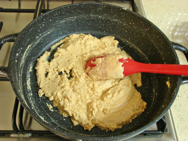 Çikolata Soslu Un Helvası - Yapılışı (6/16) 